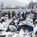 [샷!] 강추위 속 시위복 &#39;은박 담요&#39;…&#34;우주전사라 할 만해&#34; 이미지