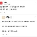 공항 보안 검색대에서 일하고 있습니다.ask 이미지