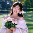 장미꽃을 든 사랑스러운 여인 (IVE (아이브) - I AM) 이미지