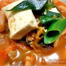 돼지고기듬뿍넣은김치찌개 이미지