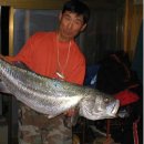 제주 김녕 해안도로 옆 갯바위에서 낚시 107cm 대물농어 사진입니다. 이미지