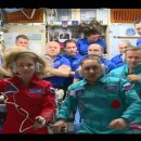Soyuz, 우주 정거장에 도착하여 이 세상의 영화 촬영을 위해 도착합니다. 이미지