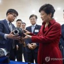 박근혜 대통령, 빨간색 옷 입고 접전지 돌며 야당비난 노골적 선거개입(탄핵사유로 충분) 이미지