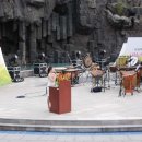 인공폭포 앞 이미지