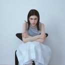 2025 신규 패션 브랜드 클로르, 커치프 케이프 활용한 여자 봄코디 가디건 셋업 clor