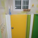 노랑 + 녹색 + 흰색의 조합으로 화사한 어린이집 화장실칸막이와 소변기칸막이(경기도 성남시 00어린이집 큐비클) 이미지