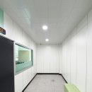 [시공후기] 현대큐비클 월패널로 완성한 사임당교육원의 차분하고 정갈한 복도 인테리어