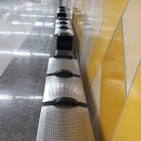 7/20(토) 지하철 동매역 지하 복도의 의자를 얼마전부터 벽에다 바짝 붙여놓았다 (사진21장) 이미지