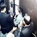 [조선일보] ▶"주호영이 성추행했다” 여기자, 그녀 회사가 올린 영상 봤더니:주 원내대표가 지난 20일 당사 엘리베이터 안에서 자사 여성 기자의 가슴을~ 이미지