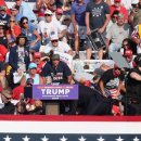 "트럼프 뒤에 서 있던 청중, 뒤통수 총 맞고 즉사"-목격자 진술 이미지
