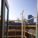 온수동공동이용시설 | 고시원 원룸 용접으로 시공된 녹슨 철재난간 스텐드형 완강기 소방점검 불량 재설치