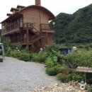 강가에 하얀집 펜션 이미지