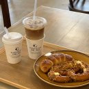 충장로카페 &#39;봉쥬르도그베이크샵&#39; 바닐라라떼+소금빵 꿀맛