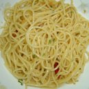 [피자와 스파게티] 마늘, 페퍼론치니, 바질, 올리브 오일의 스파게티 이미지