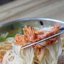 멸치가 살아있는 국수 이미지