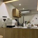 더니커피 | 연희동 핸드드립이 맛있는 카페 더니커피. 갱얼쥐 귀여움