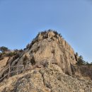 변산 쇠뿔바위봉과 변산바람꽃