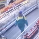남아프리카 공화국 슈퍼마켓에서 부모의 등을 돌린 아기가 쇼핑 카트에서 납치되는 무서운 순간 이미지