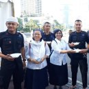 19/06/05 Nuns give Eid al-Fitr meals to police, troops in Jakarta - Say gesture is an act of solidarity with those guarding buildings in wake of riots 이미지