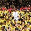교황, 바티칸 여름캠프 참가 아이들을 포옹하다 이미지