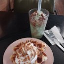 성동구청 | 대형 왕십리카페 프롬하츠커피 성동구청점 생크림 크로와플, 민트초코 프라페 후기