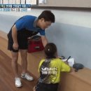 금메달 기념으로 팬에게 사인해주는 신유빈.gif 이미지