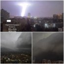 카자흐스탄 알마티: 천둥번개를 동반한 돌풍이 강타! 엄청난 속도로 회색의 검은 덩어리가 하늘을 덮더니 순식간에 어두워지는 모습 이미지