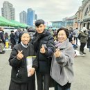 경찰가수 송준 (서울남대문경찰서 서울역파출소장 경감 송인억) 서울역광장내 서울역 노숙인 나눔행사에서 음성꽃동네 오웅진 신부님 등, 이미지
