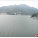 강가에 하얀집 펜션 이미지