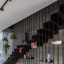 계단 디자인 David Lebenthal's Tel Aviv townhouse features a staircase with shelves stuck to its steel balustrade 이미지