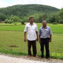 I am with Pastor Thilakaratne near a paddy field. - 스리랑카, 레니어 목사 이미지