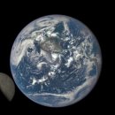 지구를 공전하는 달 뒷면 사진 이미지