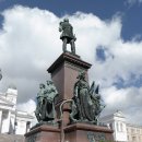 주변에 핀란드 대통령 관저와 헬싱키 대학교와 헬싱키 대성당(Helsinki Cathedral)이 있는 원로원 광장 이미지