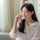 물 많이 마시면 피부 촉촉해질까?...피부과 의사들, “물보다 ‘이것’ 더 낫다” 이미지