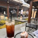 무지개가 피어나는 | 레인리포트 레인보우｜365일 비 내리는 익선동 카페, 비와 무지개가 공존하는 레인리포트 익선 방문기