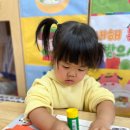 2월 20일 금요일 - 종이와 풀로 귤껍질을 표현해요 / 친구와 즐겁게 놀이해요 이미지