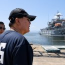 尹대통령, 휴가 둘째날 천안함 티셔츠 입고 ‘진해 해군기지’ 찾은 까닭 이미지