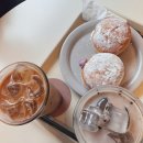 플라이번지수원성대점 | 🍩 [천천동 카페] 홀리앤졸리 성대점 : 통창 감성 도넛 맛집! 우베라떼&블랙라떼와 인생 크림도넛 후기 ☕