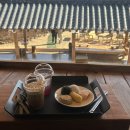 라파농장 | [경주 대형 한옥카페] 365일 비가 내리는 사진찍기 좋은 감성 카페 ‘카페 노경보차 라파’ 솔직 후기