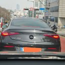 벤츠 CLE인데 뒤에 로고 왜 열려있는건가요 이미지