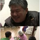 증손주에게 손주 옷을 물려주는 할머니 이미지