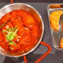 여왕떡볶이 - 영등포구 여의대로 108 | 사과주스 넣었나? 배불러도 먹게 되는 더현대 여왕떡볶이