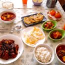 에든버러 한인민박 Abbey Lane (애비레인) 오늘의 아침식사 메뉴 - 돼지고기 김치찌개, 양념치킨, 계란후라이, 부침개 이미지