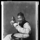 1901년경 찍힌 밥먹는 남자사진 이미지