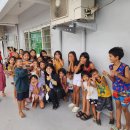 필리핀 쓰레기마을 하나님의은혜교회 문화사역(5/31)...공연을 준비하며 공연 보러 온 아이들과 함께 이미지