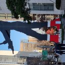 산타클로스로 변신한 22m높이의 해머링 맨 이미지