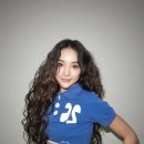 S.E.S 바다, 몰라보게 달라진 얼굴…필터 성형? 점점 어려지는 미모 파란색 크롭 티셔츠에 회색 트레이닝 팬츠 이미지