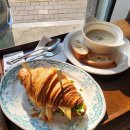 서울대길초등학교 | 신풍/보라매 브런치 카페 <로코코무드> : 당근라페, 크로와상 샌드위치, 소금빵, 양송이스프 클리어. 앞...