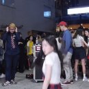 신인 그룹 클로리스 홍대 버스킹에서 땅바닥에 눕는 춤.gif 이미지