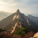 【공작산(孔雀山, 887m)】「산세가 공작이 날개를 펼친 모습과 닮아 붙여진 이름」 이미지